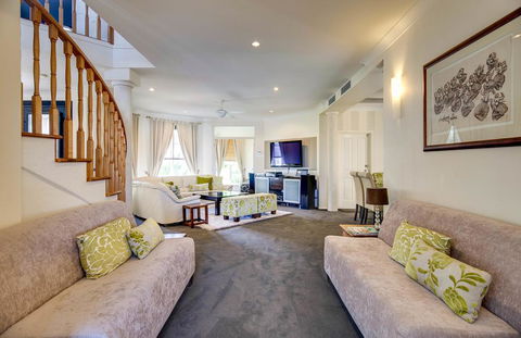 Broadbeach Waterfront Holiday House - Accommodation Australia 3