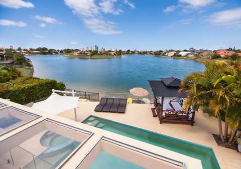 Broadbeach Waterfront Holiday House - Accommodation Australia 0