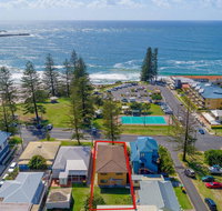 Burleigh House Opposite Main Beach - Views Sea Pool Linen and Free WiFi - Accommodation Australia
