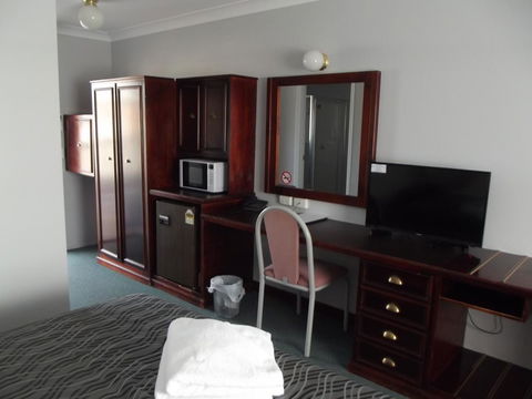 Bushman's Motor Inn - Accommodation Australia 3
