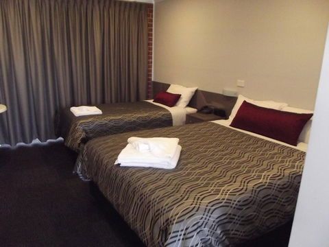 Bushman's Motor Inn - Accommodation Australia 2