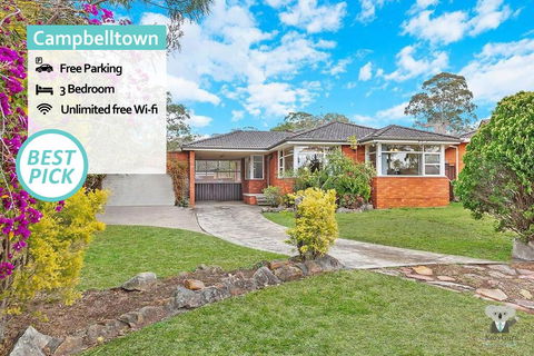 CAMPBELLTOWN HOLIDAY HOME 3 BED + FREE PARKING NCA039 - Bed n Breakfasts 0