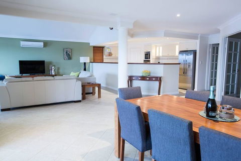 Canal Elegance In Yunderup - Accommodation Australia 3