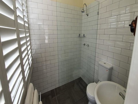 Canungra Hotel - Australia Shopping 1