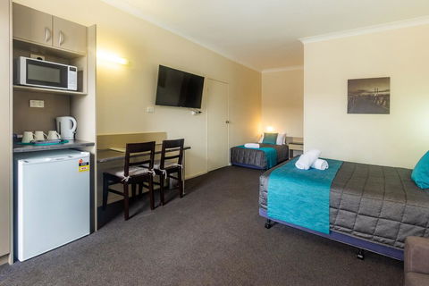 Caravilla Motor Inn - Accommodation Australia 1