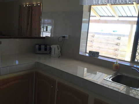 Caretakers Cottage Budget Accommodation - Accommodation Australia 3