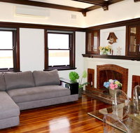 Charming  Cosy Home With City Views - Bed n Breakfasts