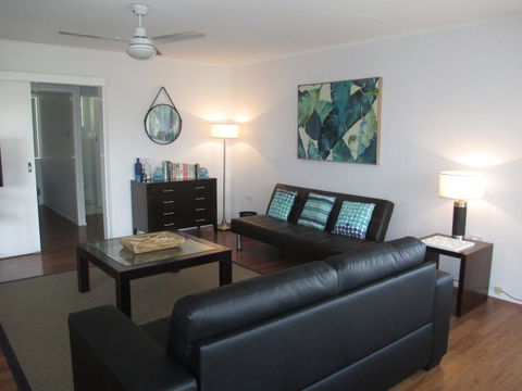Charming Beach House - Local Tourism 0