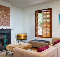 Chic Two-storey Cottage with Darling Harbour Views - Bed n Breakfasts