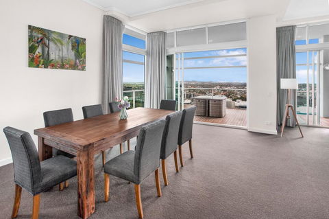 City-Centre Apartment With River Views And Balcony - Accommodation Australia 3