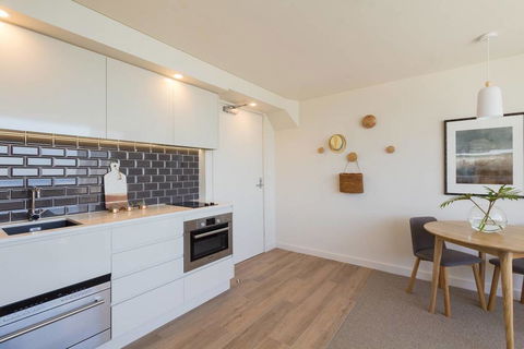 Coastal Chic Designer Apartment - Accommodation Australia 2