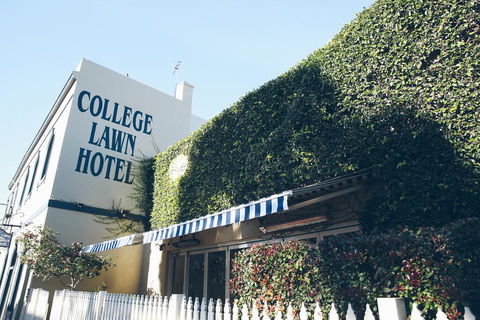 College Lawn Hotel - Local Tourism 1