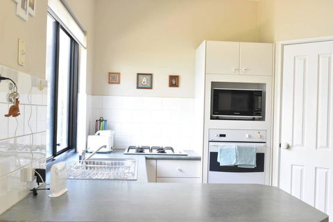 Comfortable 2 Bedroom Unit With Garden - Accommodation Australia 1