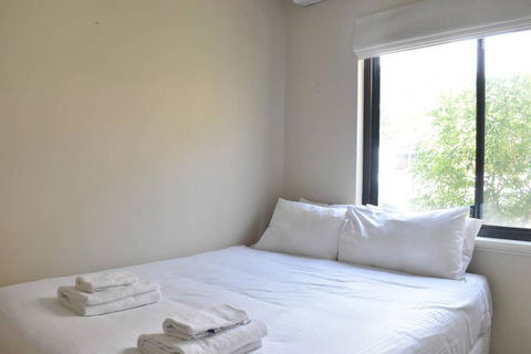 Comfortable 2 Bedroom Unit With Garden - Accommodation Australia 3