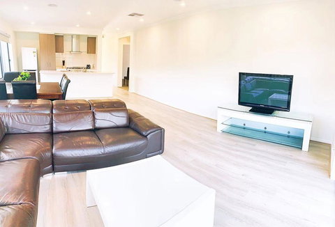 Comfortable 4BR 2Bath House Tarneit Melbourne - Local Tourism 2