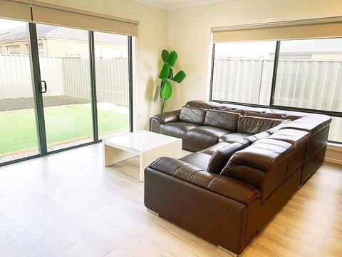 Comfortable 4BR 2Bath House Tarneit Melbourne - Local Tourism 1