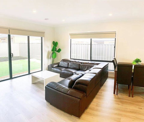 Comfortable 4BR 2Bath House Tarneit Melbourne - Local Tourism 3