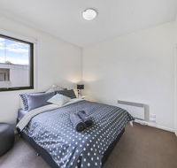 Comfy 2BR Suite Near Flemington Races FREE Parking - Accommodation Australia