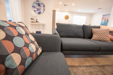 Contemporary Esprit With River Reserve Access - Accommodation Australia 0