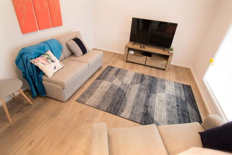 Contemporary Esprit With River Reserve Access - Accommodation Australia 2