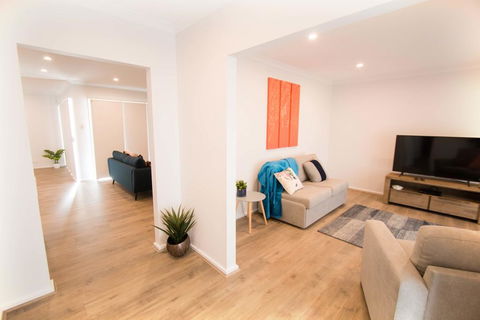 Contemporary Esprit With River Reserve Access - Accommodation Australia 1