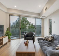 Convenient Apartment - 1 Min Walk To Train - Australia Shopping