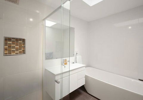 Convenient Location, Close To Tuggerah Lake - Australia Shopping 3