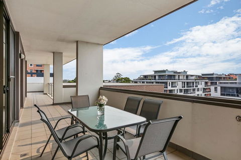 Cosy 3BR Penthouse Close To Westfield And Train - Accommodation Australia 2