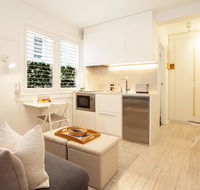 Cosy Flat in Art Deco Building Minutes From City - Accommodation Australia