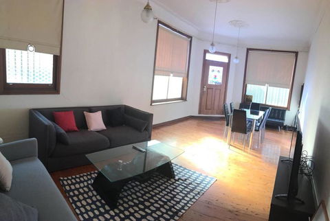Cozy Spacious Terrace In Sydney's Eclectic Newtown - Accommodation Australia 2