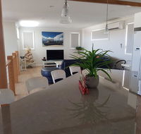 Cozzys Condo Luxury Beach House - Accommodation Australia