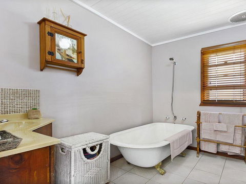 Cudgee - Quaint Cottage With Separate Cabin - Accommodation Australia 3