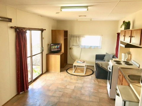 Cute Private Studio Flat With AIRCON! - Accommodation Australia 2