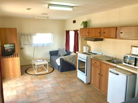 Cute Private Studio Flat With AIRCON! - Accommodation Australia 3
