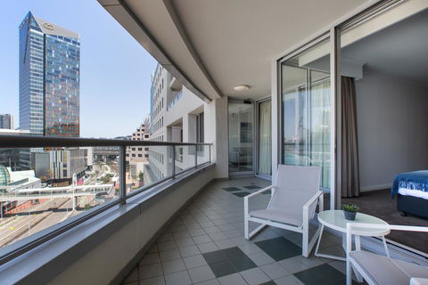 Darling Harbour Apartment With Parking, Views Pool - Accommodation Australia 3