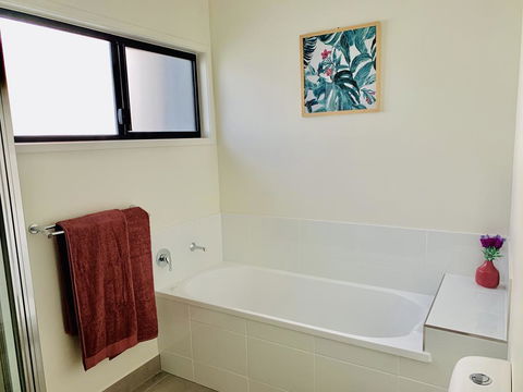 DAYDREAMING Airlie Beach, Water Views & Only 200m To Boardwalk. - Accommodation Australia 3