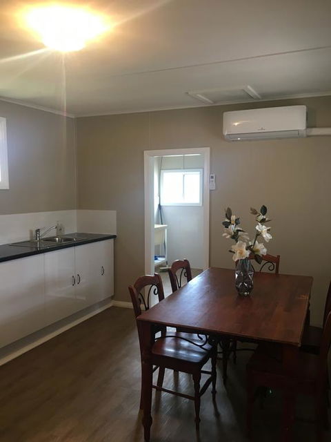 Desert Flower Cottages On Wolfram St - Accommodation Australia 3