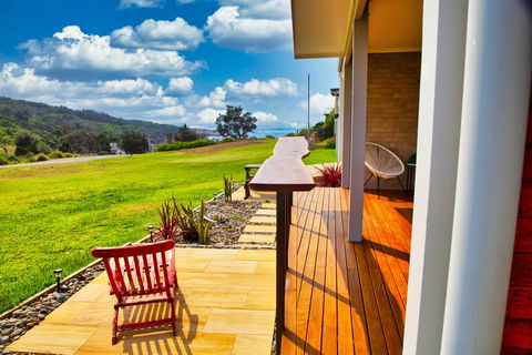 Dolphin Studio Apartment, 1a Ocean Street - Accommodation Australia 1