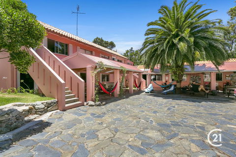 Dolphins Backpackers - Local Tourism 0