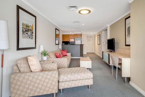 DREAM HARBOUR VIEW 2 BRM // GYM, POOL And PARKING - Accommodation Australia 3