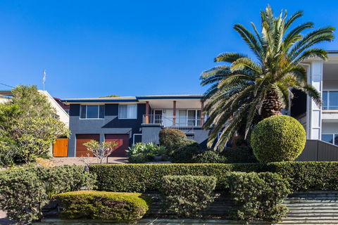Easy Living At 14 Daphne Street - Australia Shopping 1