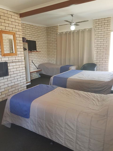 Emerald Tower Motor Inn - Australia Shopping 3