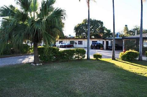 Emerald Tower Motor Inn - Australia Shopping 1