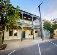 Entire Townhouse in Heart of Echuca's Port CBD - 15 guest capacity - Local Tourism