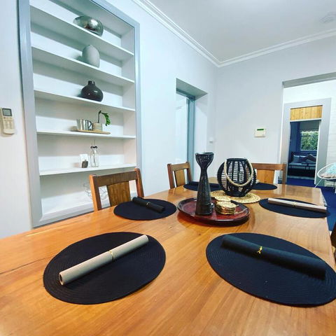 Entire Townhouse In Heart Of Echuca's Port CBD - 15 Guest Capacity - Local Tourism 3