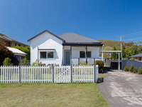 Escape to the Cottage 68 Tomaree Rd pet friendly and boat parking and WIFI