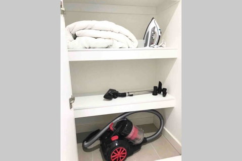 ESQ Astonishing 3BD Apartment 1 Min From Train Station - Accommodation Australia 3