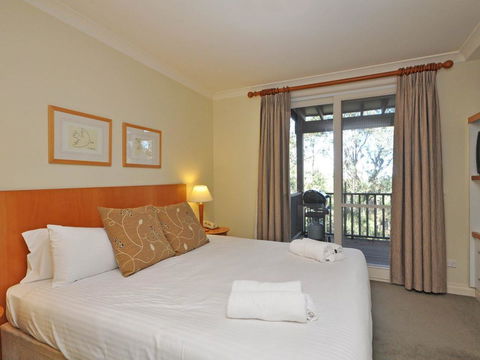 Executive 1 Bedroom Spa Villa Located Within Cypress Lakes Resort - Accommodation Australia 0