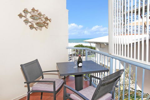 FABULOUS BEACHFRONT POSITION - Accommodation Australia 1