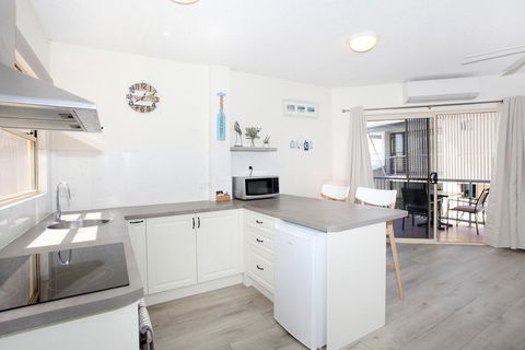 FABULOUS BEACHFRONT POSITION - Accommodation Australia 3